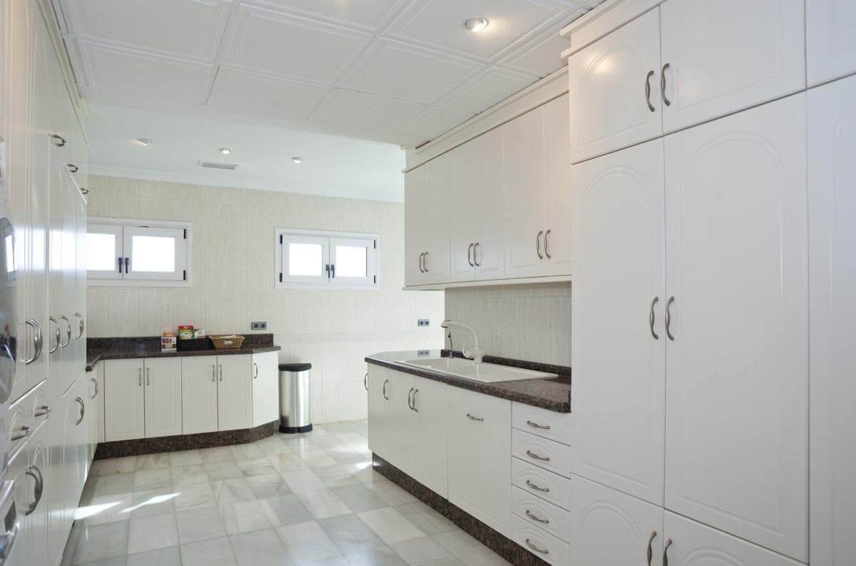 7 soverom Villa til salgs i Guadalmina med svømmebasseng garasje - € 8 900 000 (Ref: 8268994)