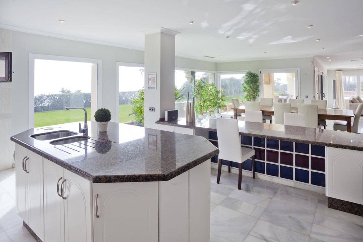 7 soverom Villa til salgs i Guadalmina med svømmebasseng garasje - € 8 900 000 (Ref: 8268994)