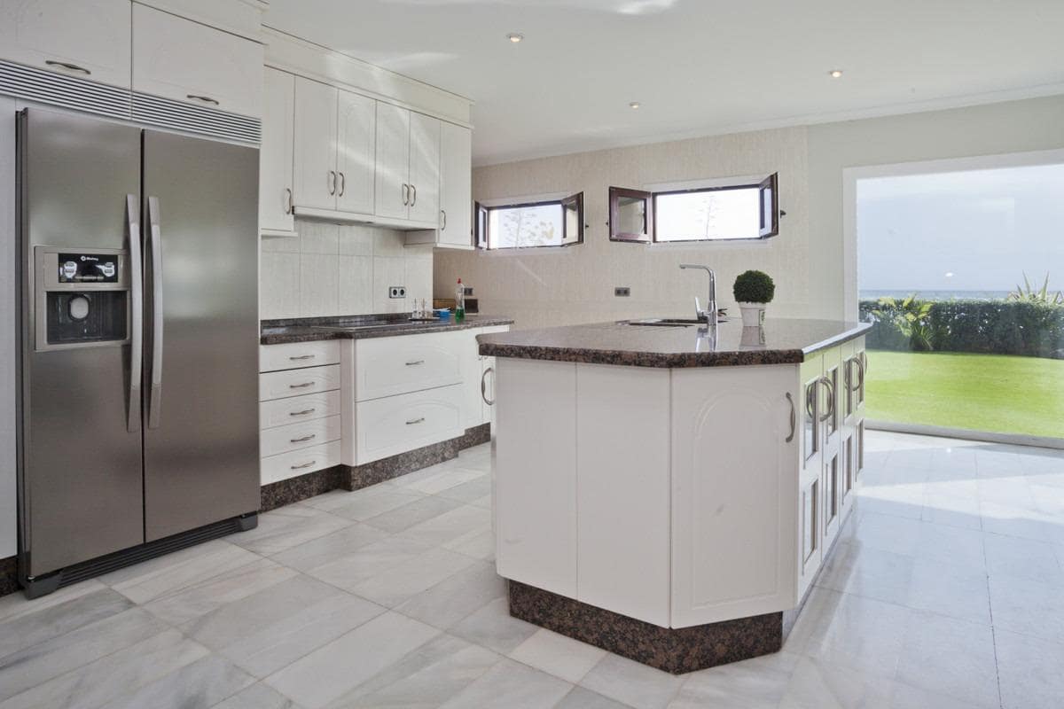 7 soverom Villa til salgs i Guadalmina med svømmebasseng garasje - € 8 900 000 (Ref: 8268994)