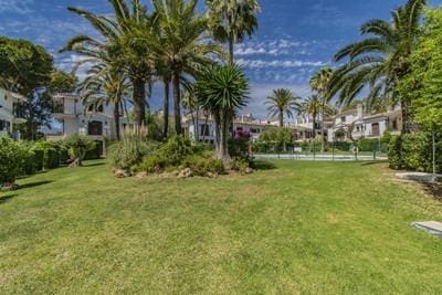 2 soveværelse Semi-Rækkehus til salg i New Golden Mile, Estepona med swimmingpool garage - € 650.000 (Ref: 8519386)