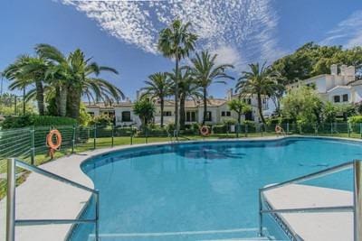2 soveværelse Semi-Rækkehus til salg i New Golden Mile, Estepona med swimmingpool garage - € 650.000 (Ref: 8519386)