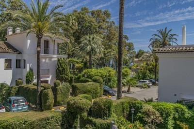 2 soveværelse Semi-Rækkehus til salg i New Golden Mile med swimmingpool garage - € 650.000 (Ref: 8519386)