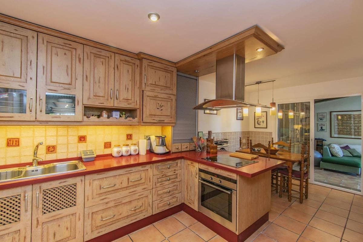 3 slaapkamer Villa te koop in Marbella - € 850.000 (Ref: 8701832)