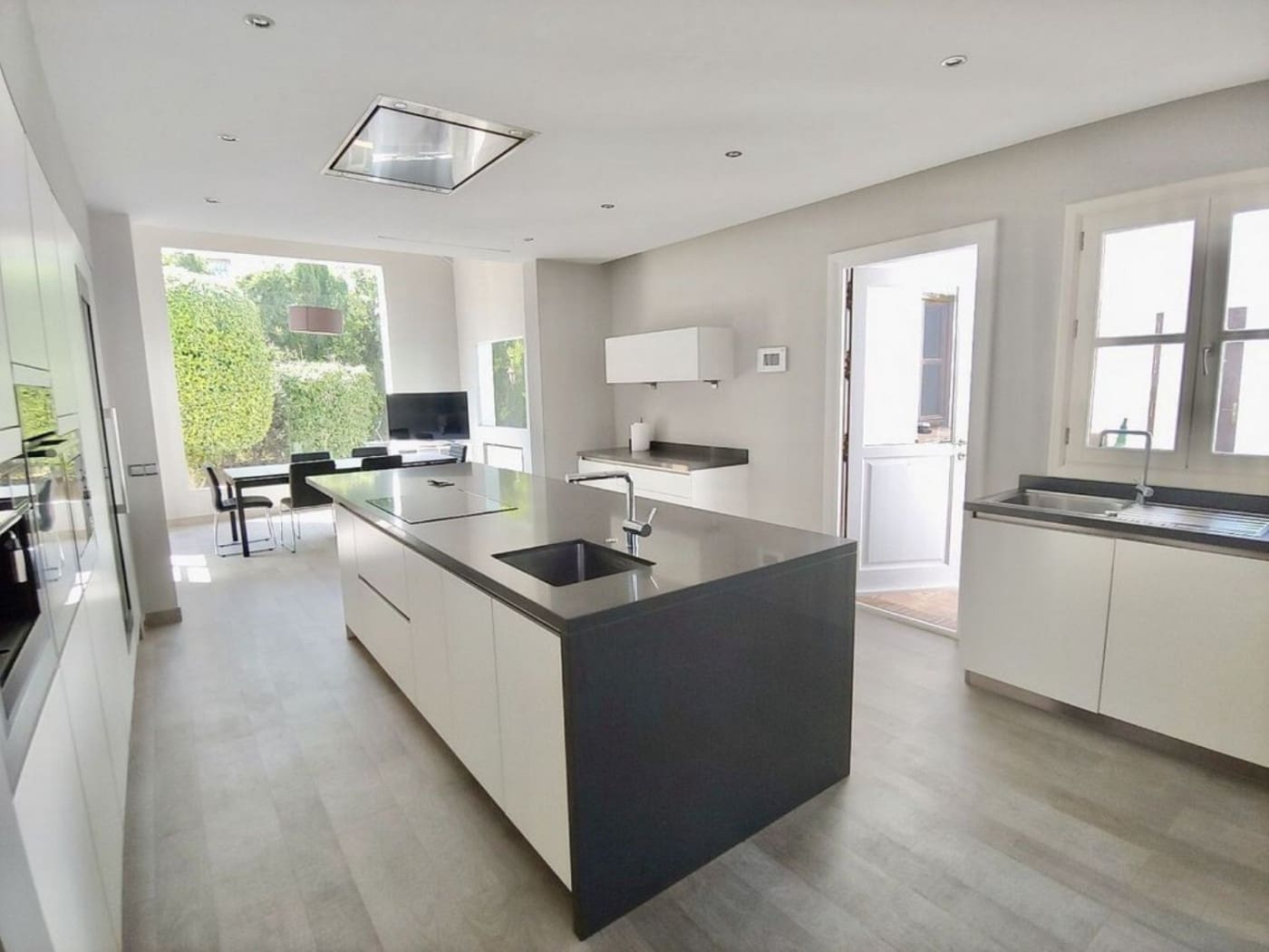 6 slaapkamer Villa te koop in Guadalmina met zwembad garage - € 4.900.000 (Ref: 9114074)