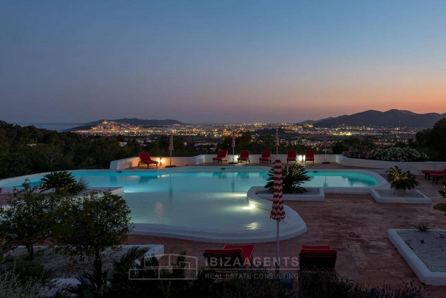12 soveværelse Villa til salg i Sant Antoni de Portmany med garage - € 22.000.000 (Ref: 9840364)