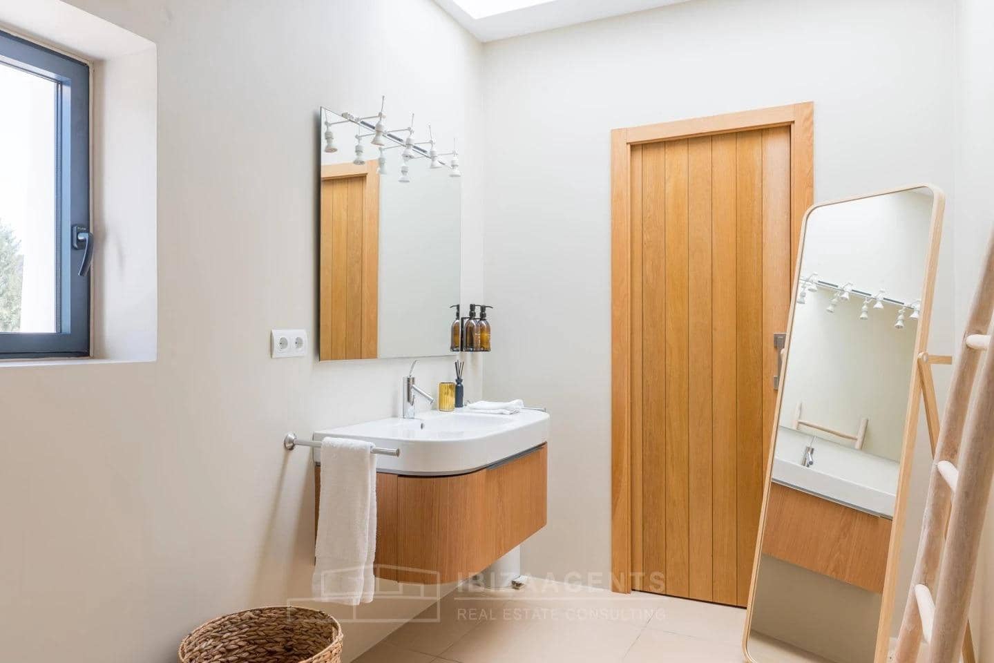 12 soveværelse Villa til salg i Sant Antoni de Portmany med garage - € 22.000.000 (Ref: 9840364)