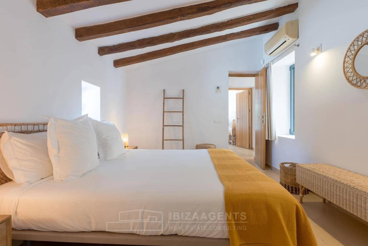 12 soveværelse Villa til salg i Sant Antoni de Portmany med garage - € 22.000.000 (Ref: 9840364)