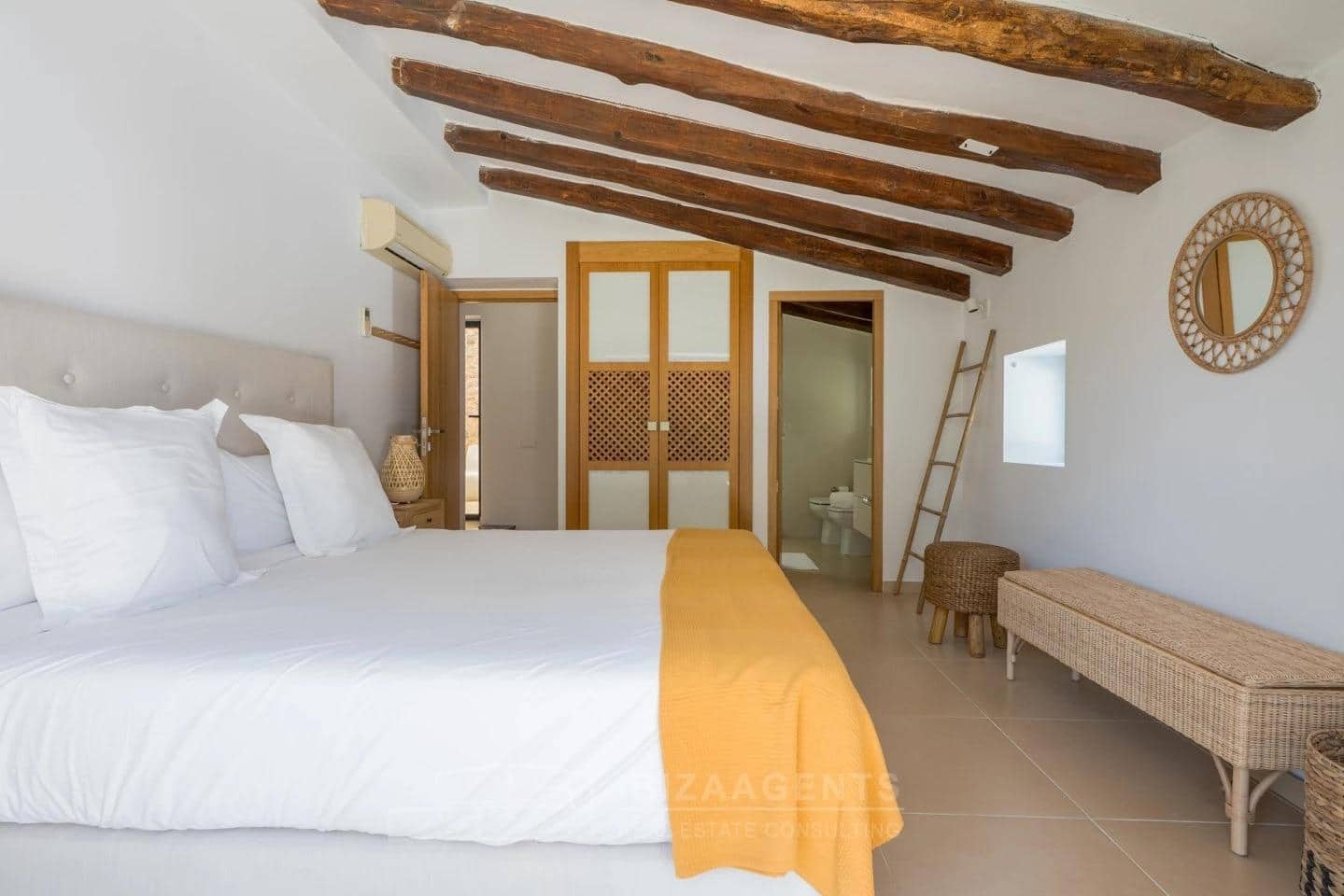 12 soveværelse Villa til salg i Sant Antoni de Portmany med garage - € 22.000.000 (Ref: 9840364)