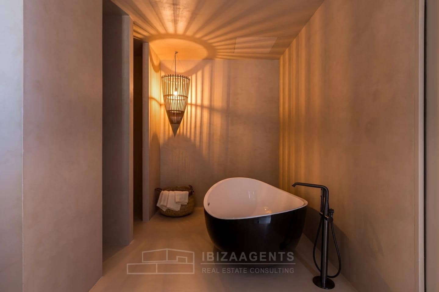4 sypialnia Willa na sprzedaż w Miasto Ibiza / Eivissa z basenem garażem - 6 900 000 € (Ref: 9840365)