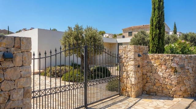 Chalet de 3 habitaciones en Pinoso en venta con piscina garaje - 341.500 € (Ref: 10018060)