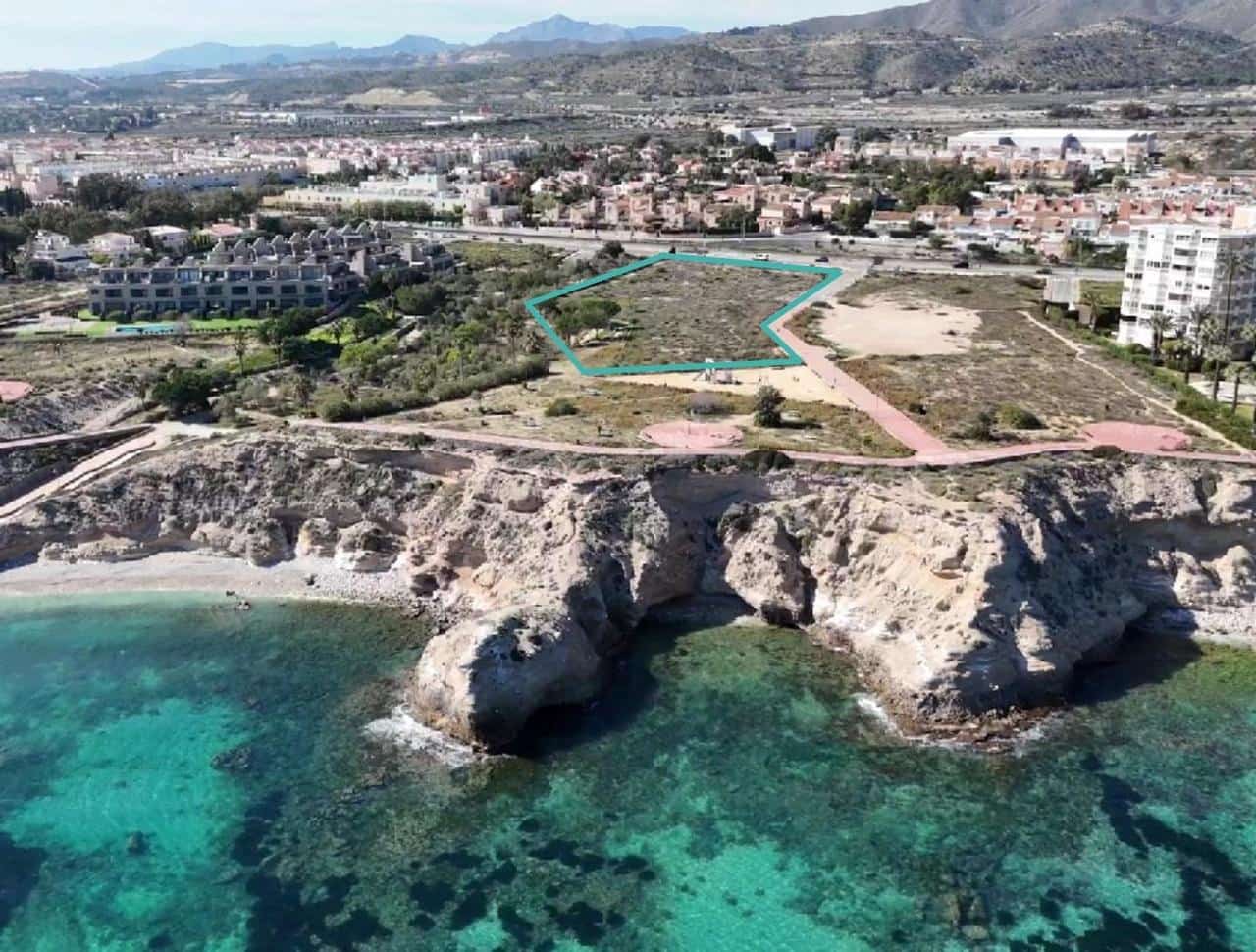Chalet de 3 habitaciones en El Campello en venta con piscina garaje - 1.185.000 € (Ref: 10070744)