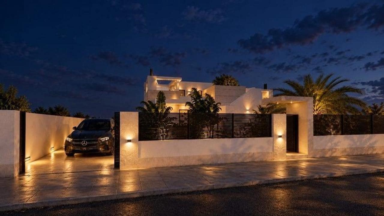 Chalet de 4 habitaciones en Torrevieja en venta con piscina - 799.000 € (Ref: 10184413)