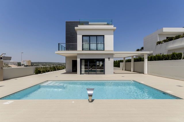 4 soverom Villa til salgs i Dehesa de Campoamor, Orihuela med svømmebasseng - € 669 000 (Ref: 4858792)