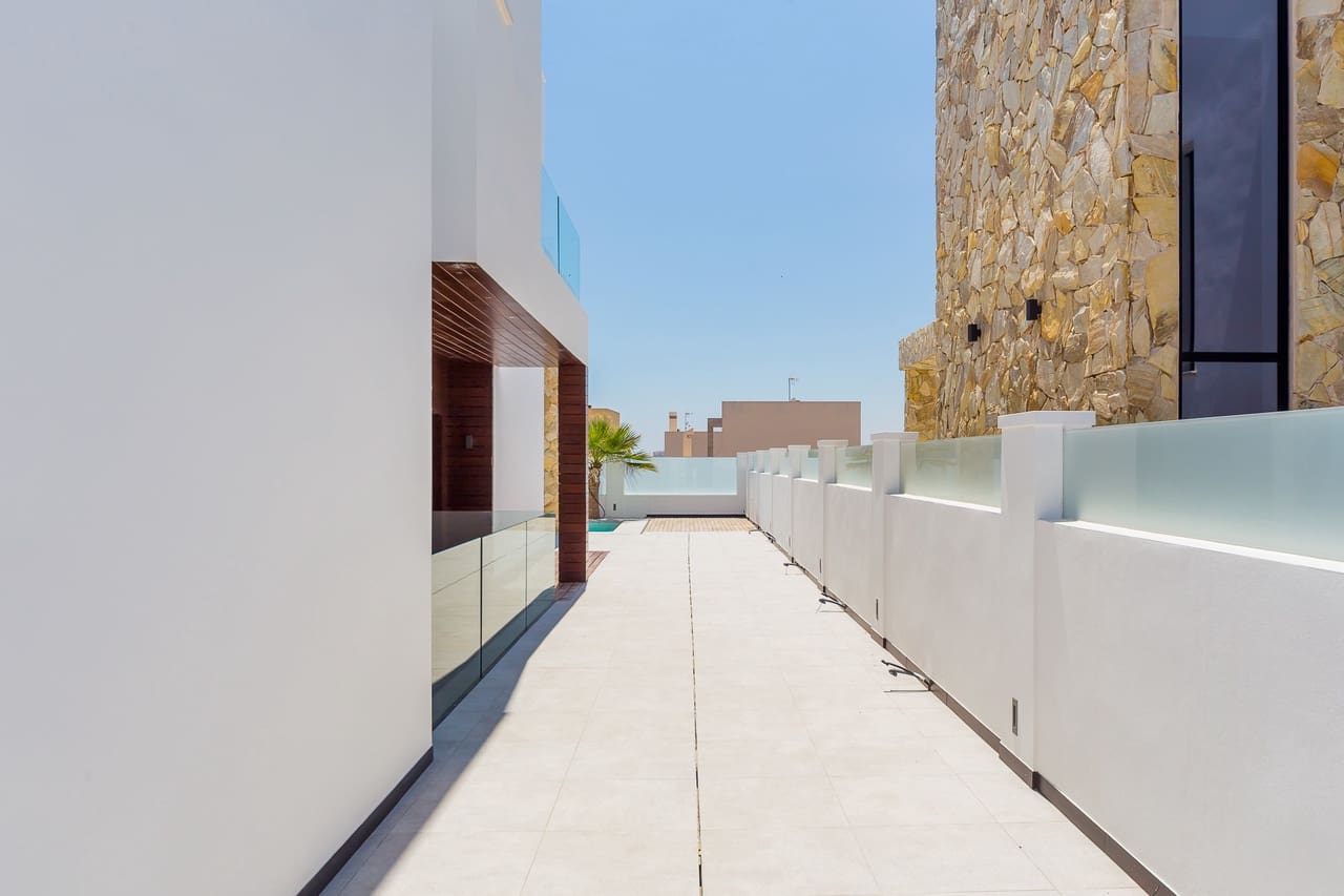 4 soverom Villa til salgs i Torrevieja med svømmebasseng garasje - € 599 000 (Ref: 5018524)