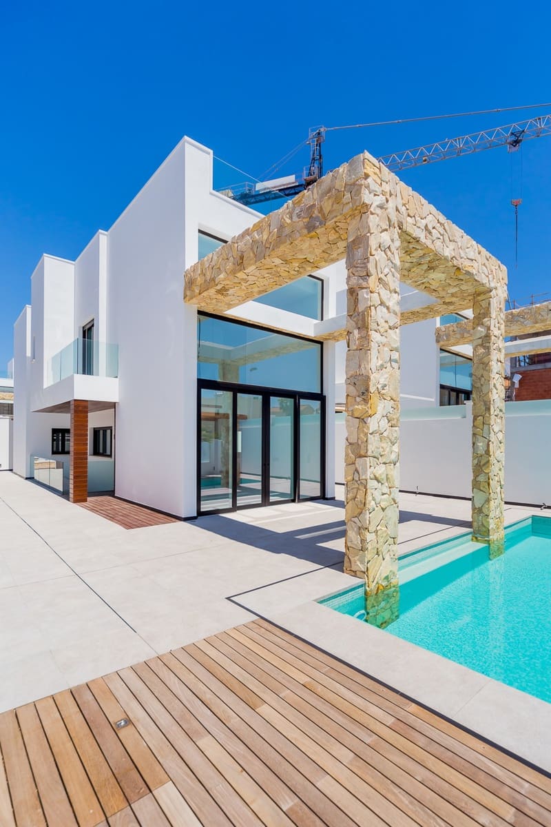4 soverom Villa til salgs i Torrevieja med svømmebasseng garasje - € 599 000 (Ref: 5018524)