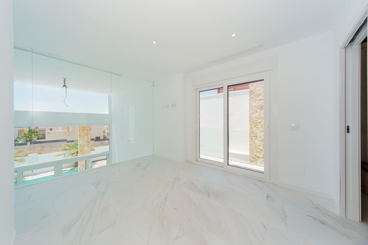 4 soverom Villa til salgs i Torrevieja med svømmebasseng garasje - € 599 000 (Ref: 5018524)
