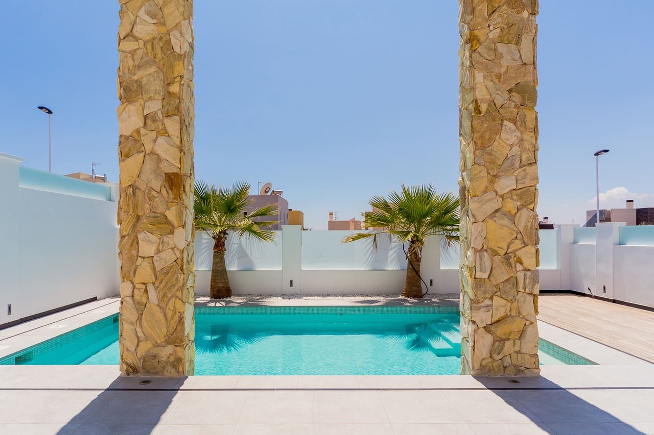 4 soverom Villa til salgs i Torrevieja med svømmebasseng garasje - € 599 000 (Ref: 5018524)