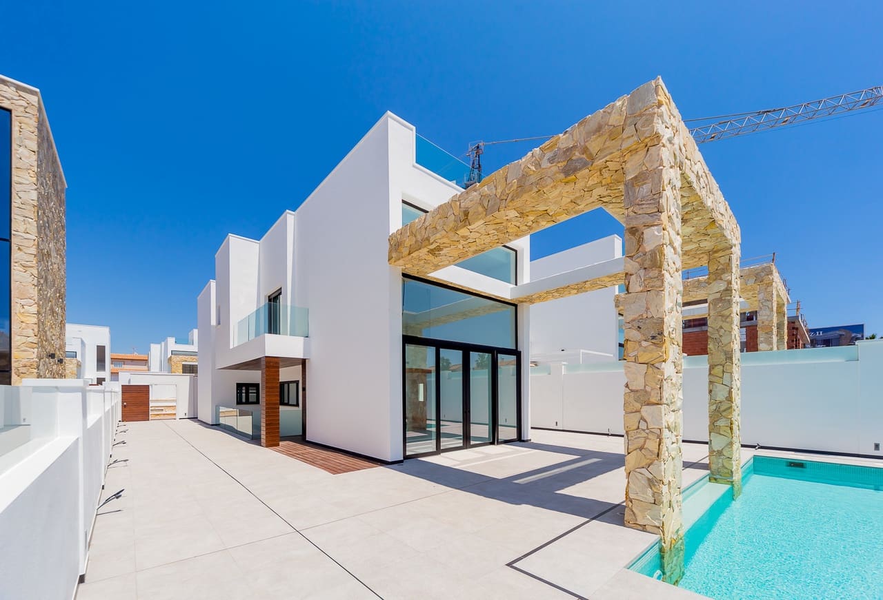 4 soverom Villa til salgs i Torrevieja med svømmebasseng garasje - € 599 000 (Ref: 5018524)