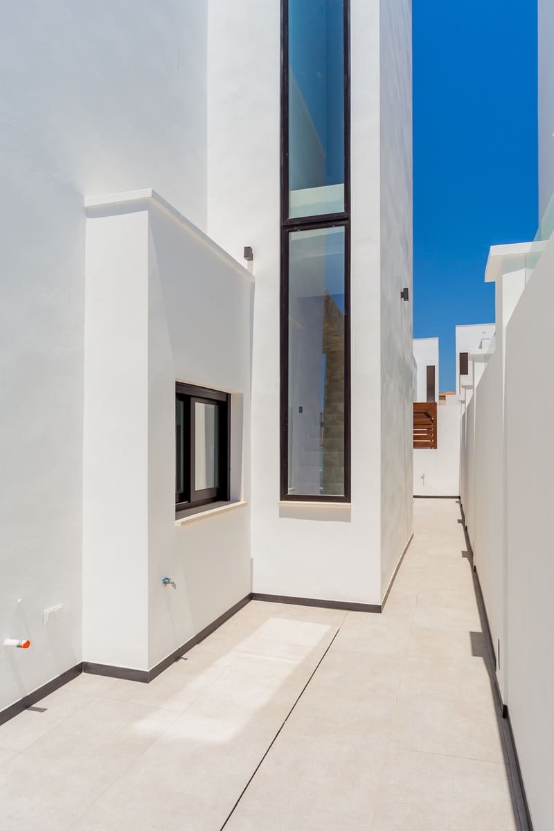 4 soverom Villa til salgs i Torrevieja med svømmebasseng garasje - € 599 000 (Ref: 5018524)