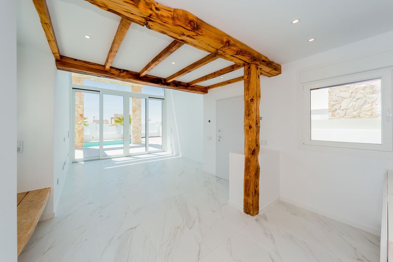 4 soverom Villa til salgs i Torrevieja med svømmebasseng garasje - € 599 000 (Ref: 5018524)