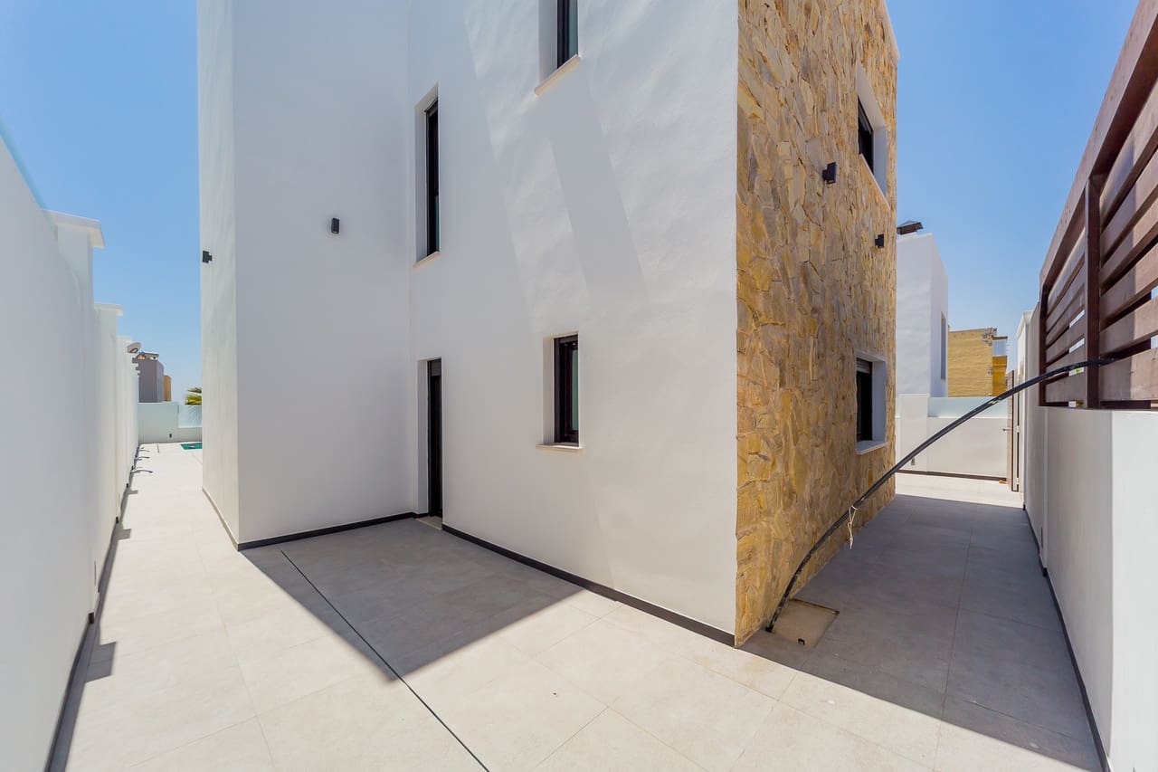 4 soverom Villa til salgs i Torrevieja med svømmebasseng garasje - € 599 000 (Ref: 5018524)