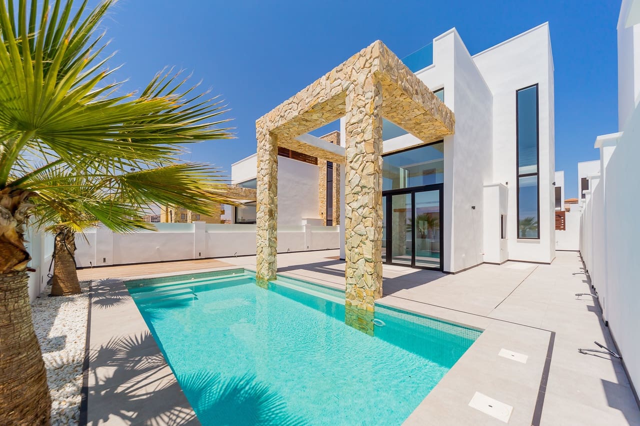4 soverom Villa til salgs i Torrevieja med svømmebasseng garasje - € 599 000 (Ref: 5018524)
