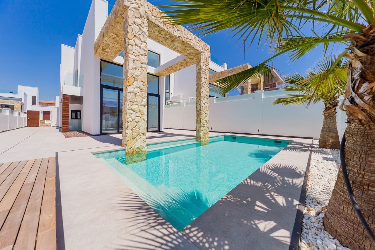 4 soverom Villa til salgs i Torrevieja med svømmebasseng garasje - € 599 000 (Ref: 5018524)