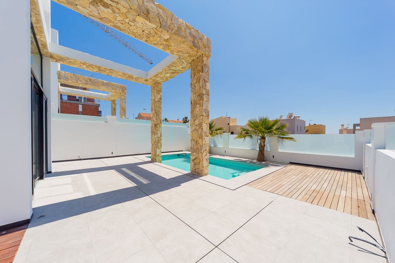 4 soverom Villa til salgs i Torrevieja med svømmebasseng garasje - € 599 000 (Ref: 5018524)