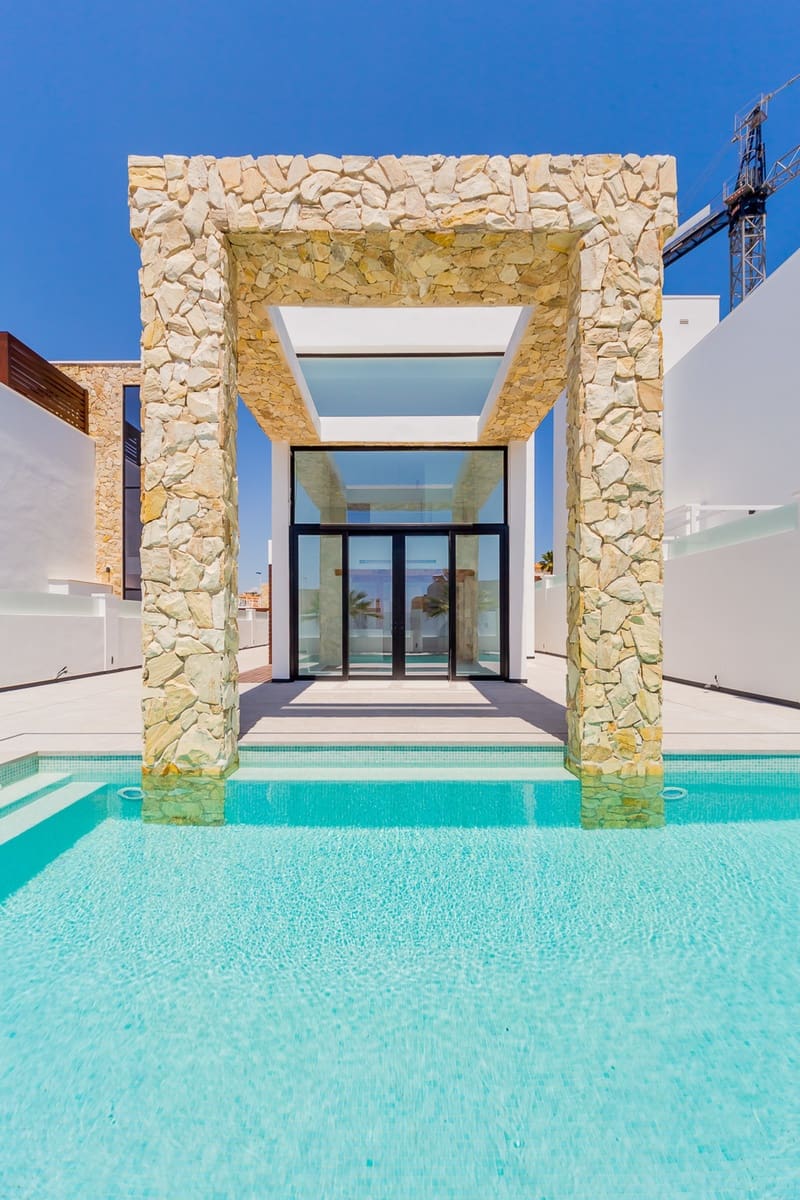 4 soverom Villa til salgs i Torrevieja med svømmebasseng garasje - € 599 000 (Ref: 5018524)