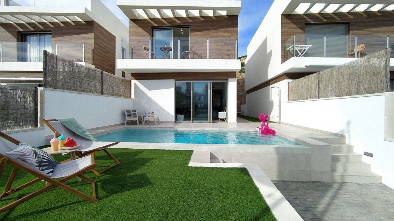 3 sypialnia Willa na sprzedaż w Orihuela Costa z basenem garażem - 499 900 € (Ref: 6965372)