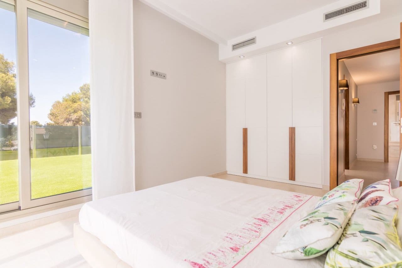5 bedroom Villa for sale in Cabo Roig with pool - € 1,040,000 (Ref: 7110078)