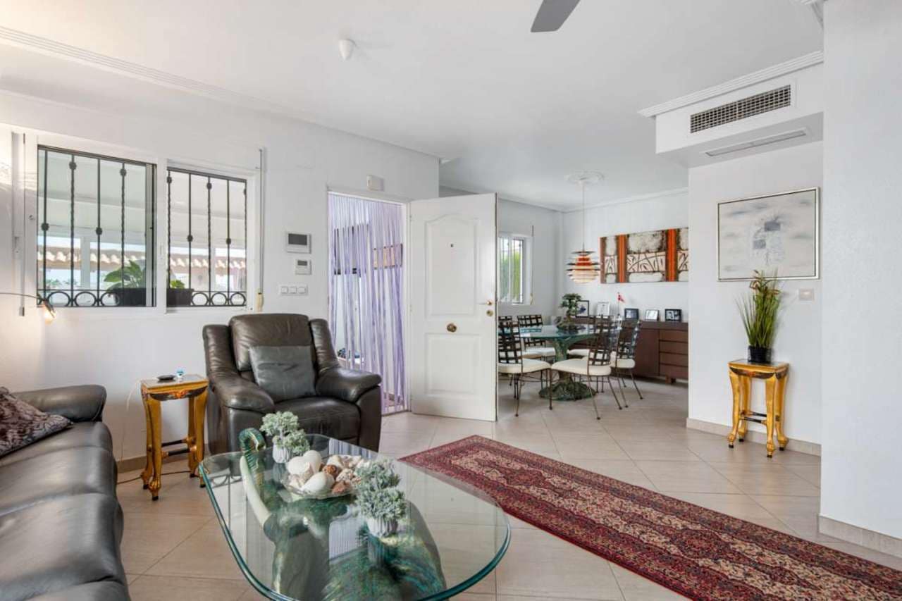 4 bedroom Villa for sale in Punta Prima with pool - € 435,000 (Ref: 7515353)