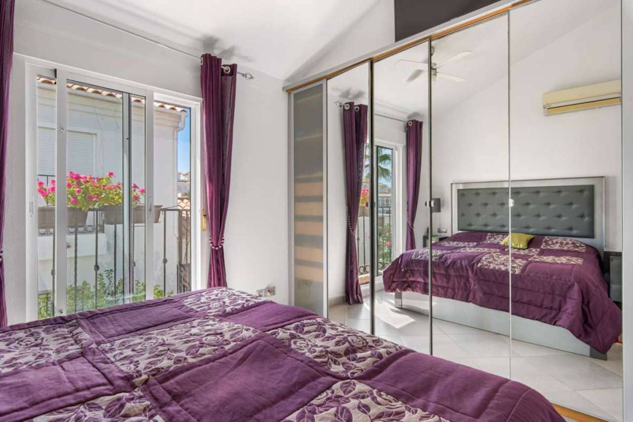 4 bedroom Villa for sale in Punta Prima with pool - € 435,000 (Ref: 7515353)