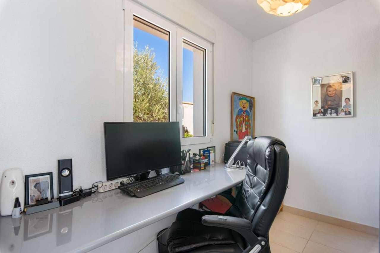 4 bedroom Villa for sale in Punta Prima with pool - € 435,000 (Ref: 7515353)