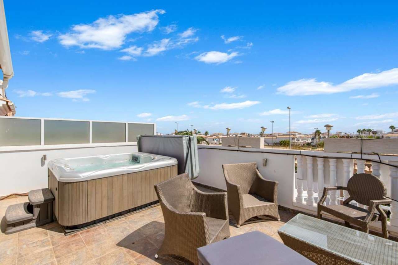 4 bedroom Villa for sale in Punta Prima with pool - € 435,000 (Ref: 7515353)