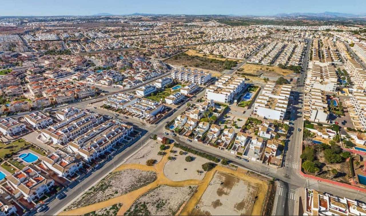 4 bedroom Villa for sale in Punta Prima with pool - € 435,000 (Ref: 7515353)