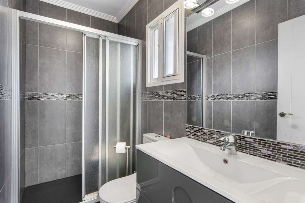 4 bedroom Villa for sale in Punta Prima with pool - € 435,000 (Ref: 7515353)