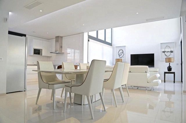 Chalet de 3 habitaciones en Dehesa de Campoamor, Orihuela en venta con piscina - 995.000 € (Ref: 8301328)