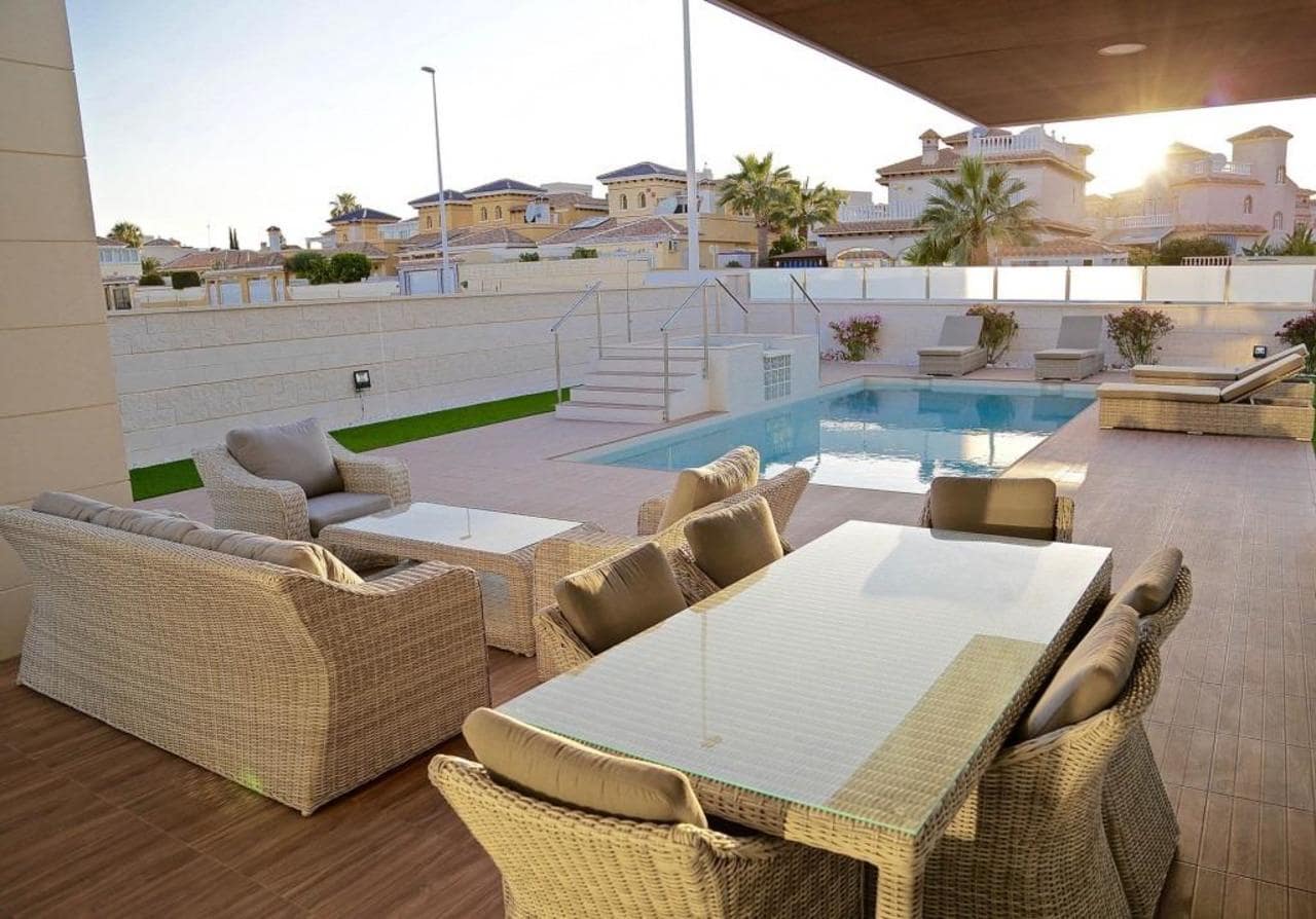 Chalet de 3 habitaciones en Orihuela Costa en venta con piscina - 995.000 € (Ref: 8301328)