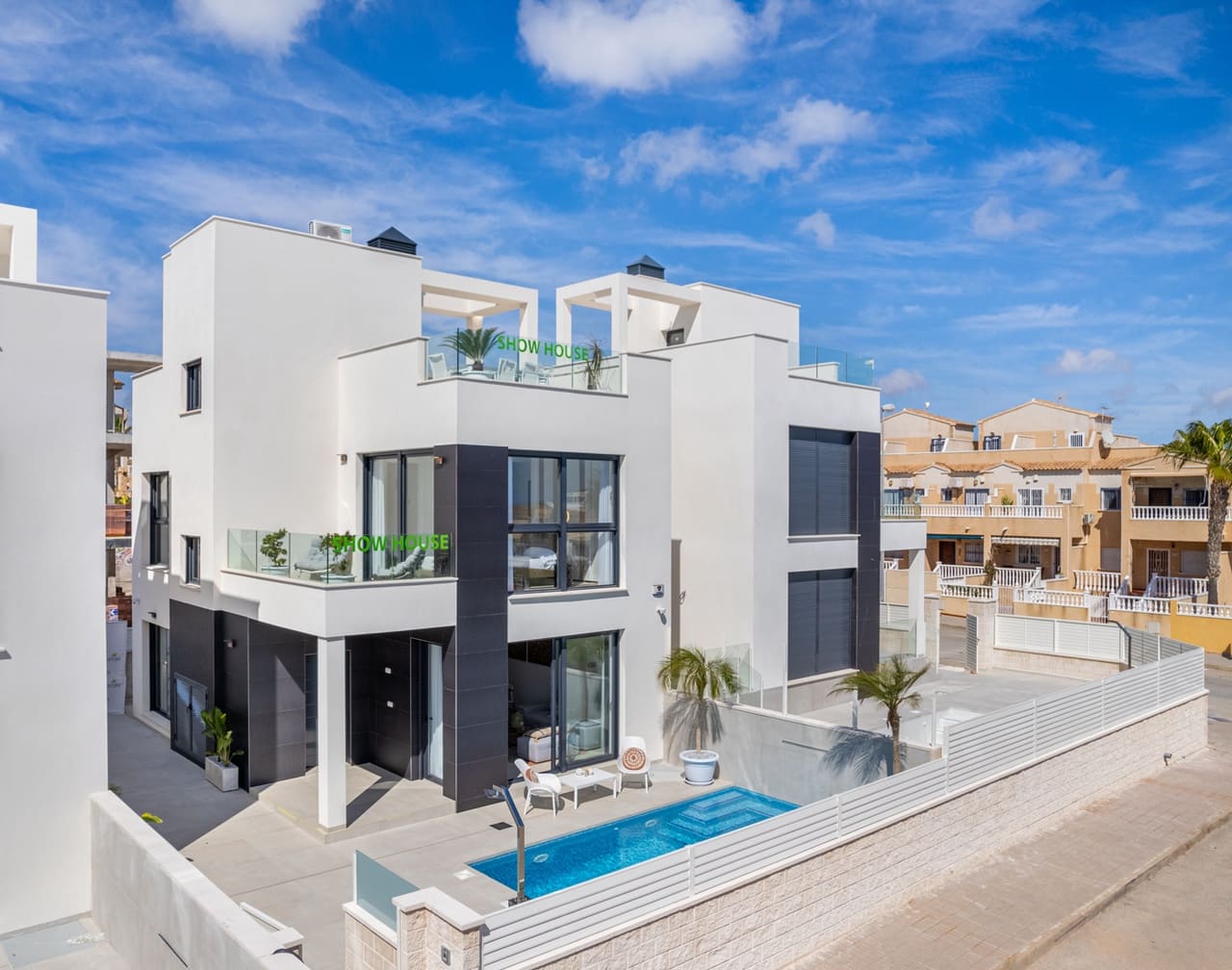 3 soveværelse Villa til salg i Cabo Roig med swimmingpool - € 479.999 (Ref: 8332373)