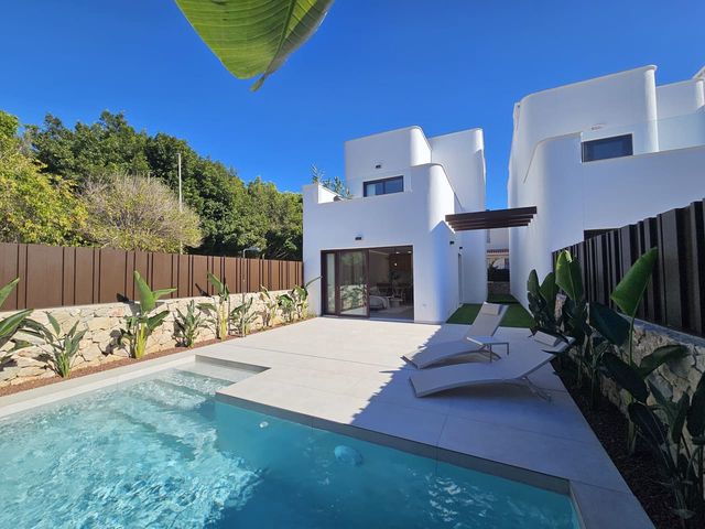 3 bedroom Villa for sale in Dehesa de Campoamor, Orihuela with pool - € 488,000 (Ref: 8602164)