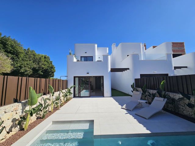 3 bedroom Villa for sale in Dehesa de Campoamor, Orihuela with pool - € 488,000 (Ref: 8602164)
