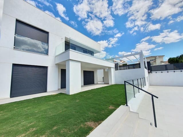 4 chambre Villa/Maison à vendre à Manilva Pueblo, Manilva avec piscine - 780 000 € (Ref: 8613025)