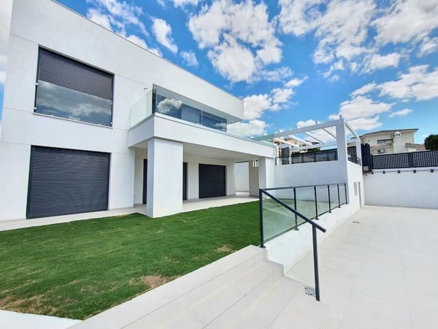 4 chambre Villa/Maison à vendre à Manilva Pueblo, Manilva avec piscine - 780 000 € (Ref: 8613025)