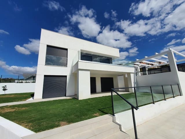 4 chambre Villa/Maison à vendre à Manilva Pueblo, Manilva avec piscine - 780 000 € (Ref: 8613025)