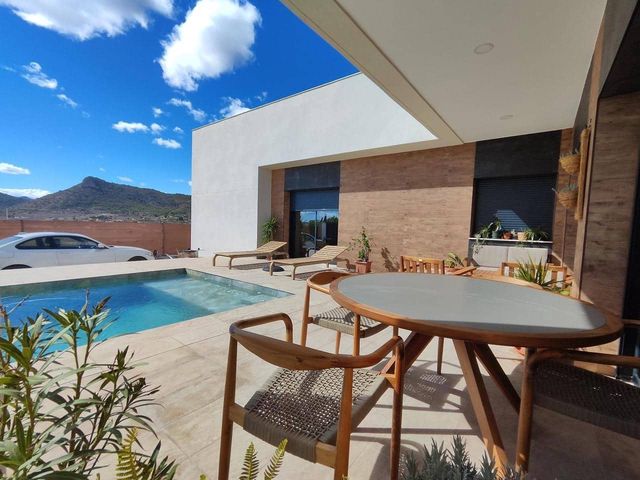Chalet de 3 habitaciones en Pinoso en venta con piscina - 280.000 € (Ref: 8635468)