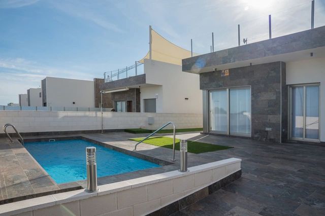 4 bedroom Villa for sale in Dehesa de Campoamor, Orihuela with pool - € 488,000 (Ref: 8637559)