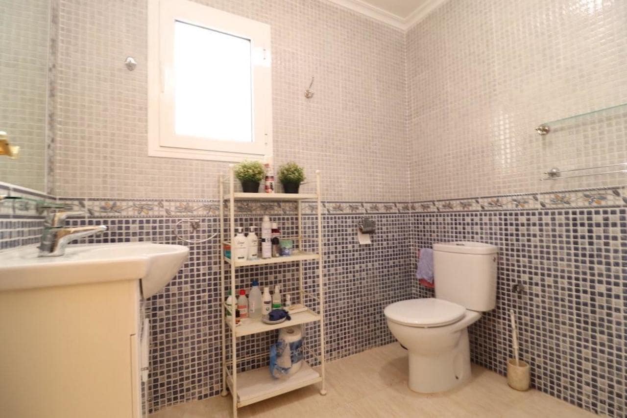 5 sypialnia Willa na sprzedaż w Torrevieja z basenem - 220 000 € (Ref: 8647768)