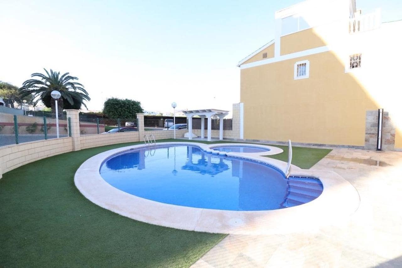 5 sypialnia Willa na sprzedaż w Torrevieja z basenem - 220 000 € (Ref: 8647768)