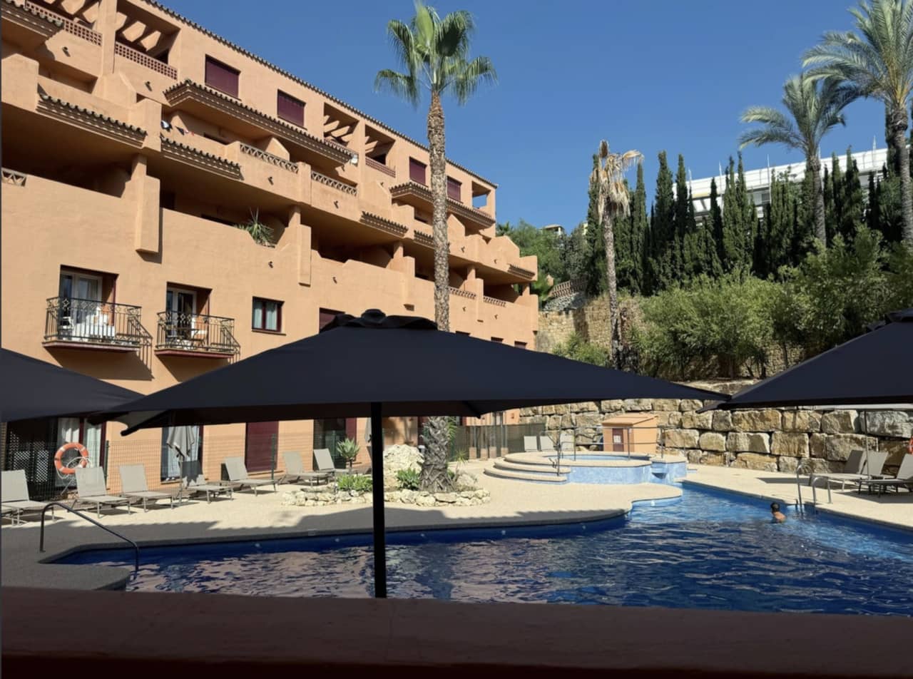 1 quarto Penthouse para venda em Benahavis com piscina garagem - 220 000 € (Ref: 8653509)